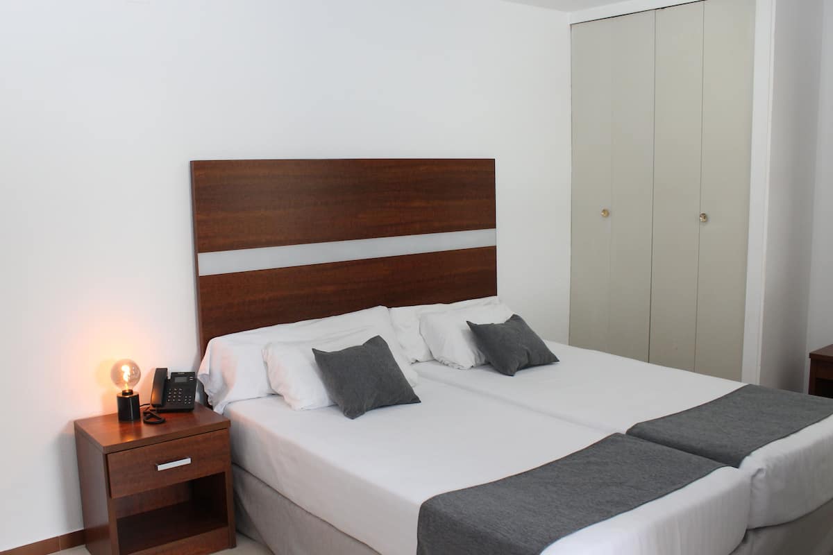 1 Schlafzimmer, hochwertige Bettwaren, laptopgeeigneter Arbeitsplatz