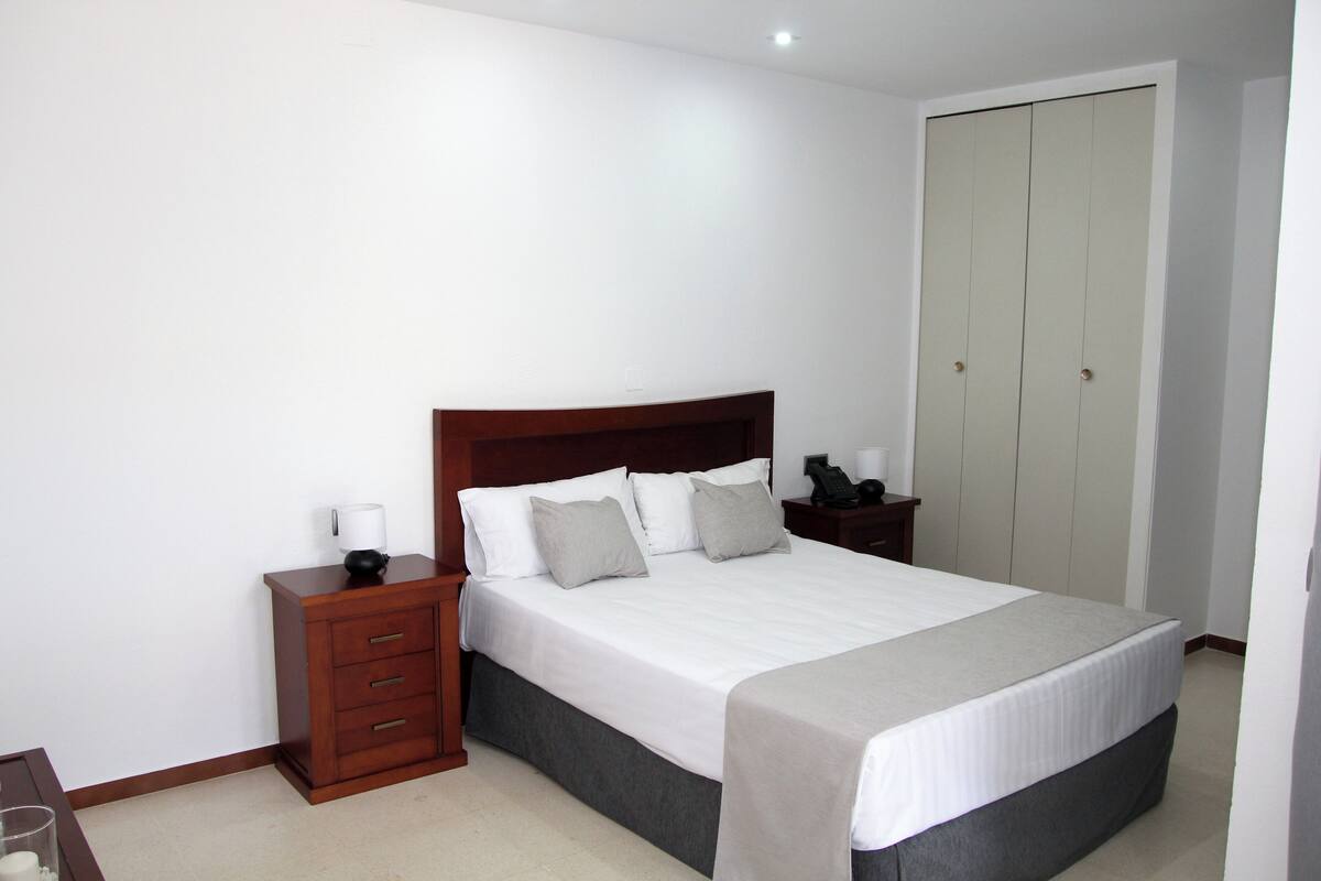 1 dormitorio y ropa de cama de alta calidad