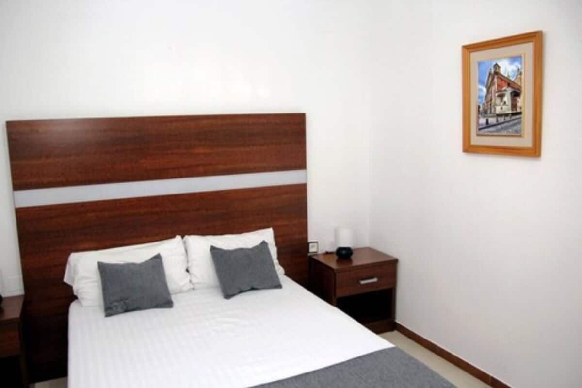 1 dormitorio y ropa de cama de alta calidad