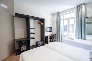 Minibar, in-room safe, desk, soundproofing - Petit Palace Ruzafa Hotel (Valencia)