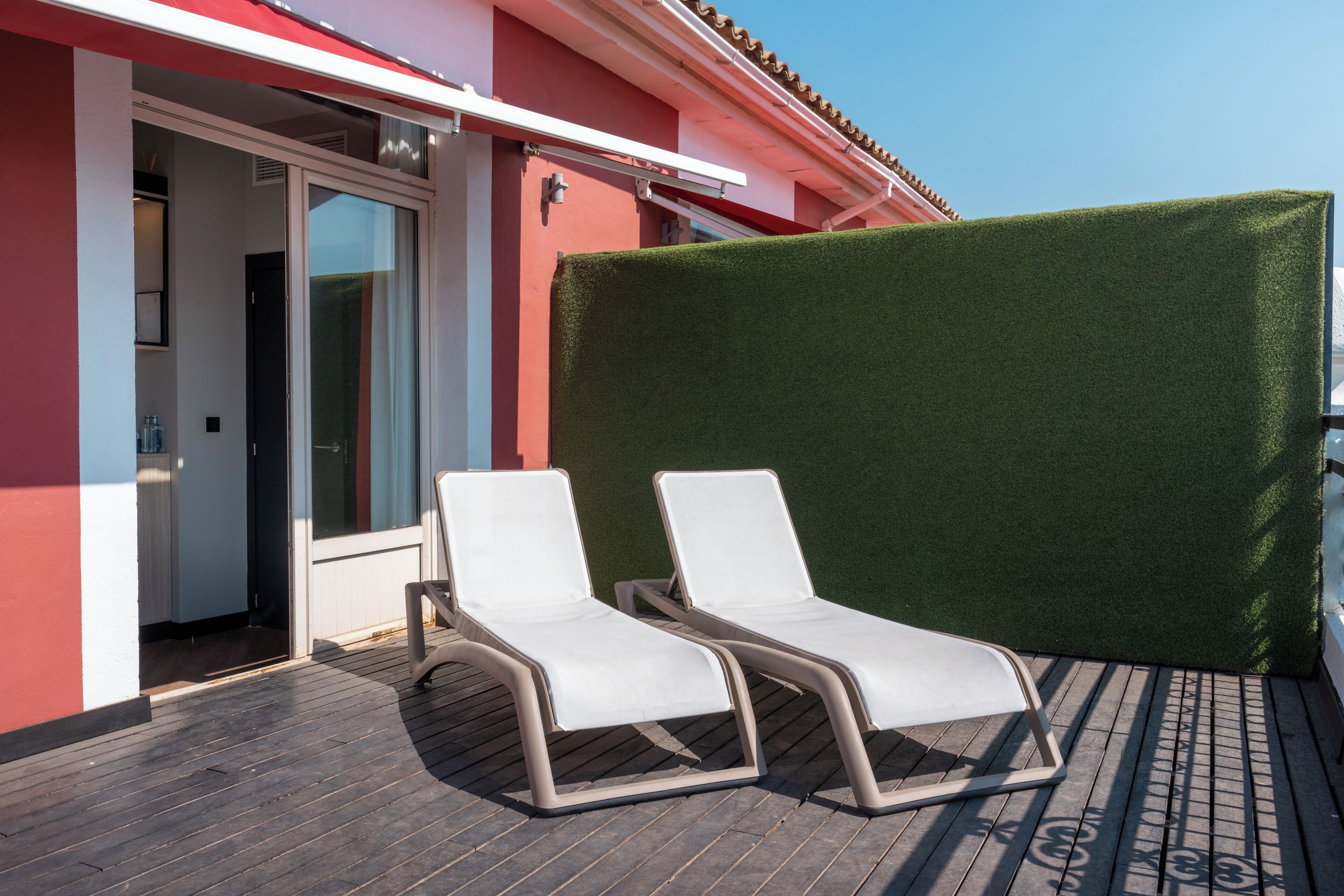 Habitación doble, terraza | Minibar, caja fuerte, escritorio y sistema de insonorización