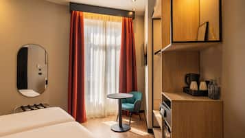 Habitación estándar doble | Minibar, caja fuerte, escritorio y cortinas opacas