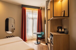 Minibar, caja de seguridad en la habitación y escritorio 