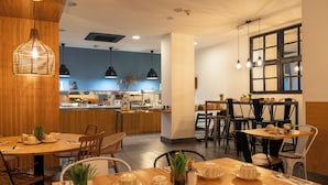 Tägliches Frühstücksbuffet gegen Gebühr