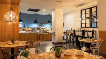 Se ofrece un desayuno bufé todos los días (por un coste adicional)