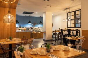 Desayuno buffet todos los días (con cargo)
