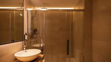 Habitación cuádruple | Baño | Regadera y toallas