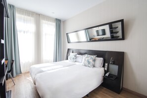 Standard-dobbeltværelse | Minibar, pengeskab på værelset, skrivebord, lydisolering