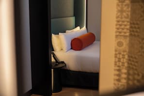 Single Room | Minibar, in-room safe, desk, soundproofing