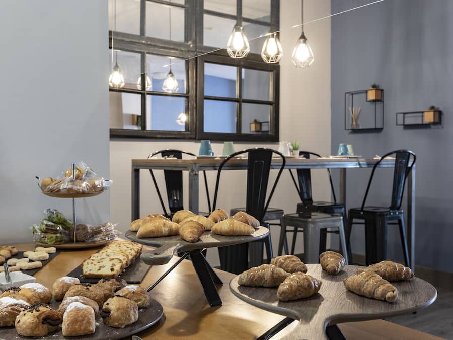 Desayuno buffet diario (EUR 16 por persona)