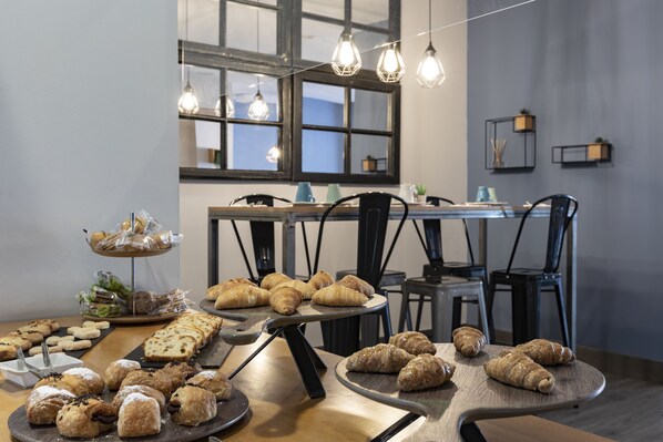 Se ofrece un desayuno bufé todos los días (15 EUR por persona)