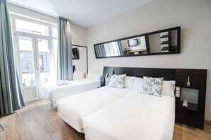 Minibar, caja de seguridad en la habitación y escritorio 
