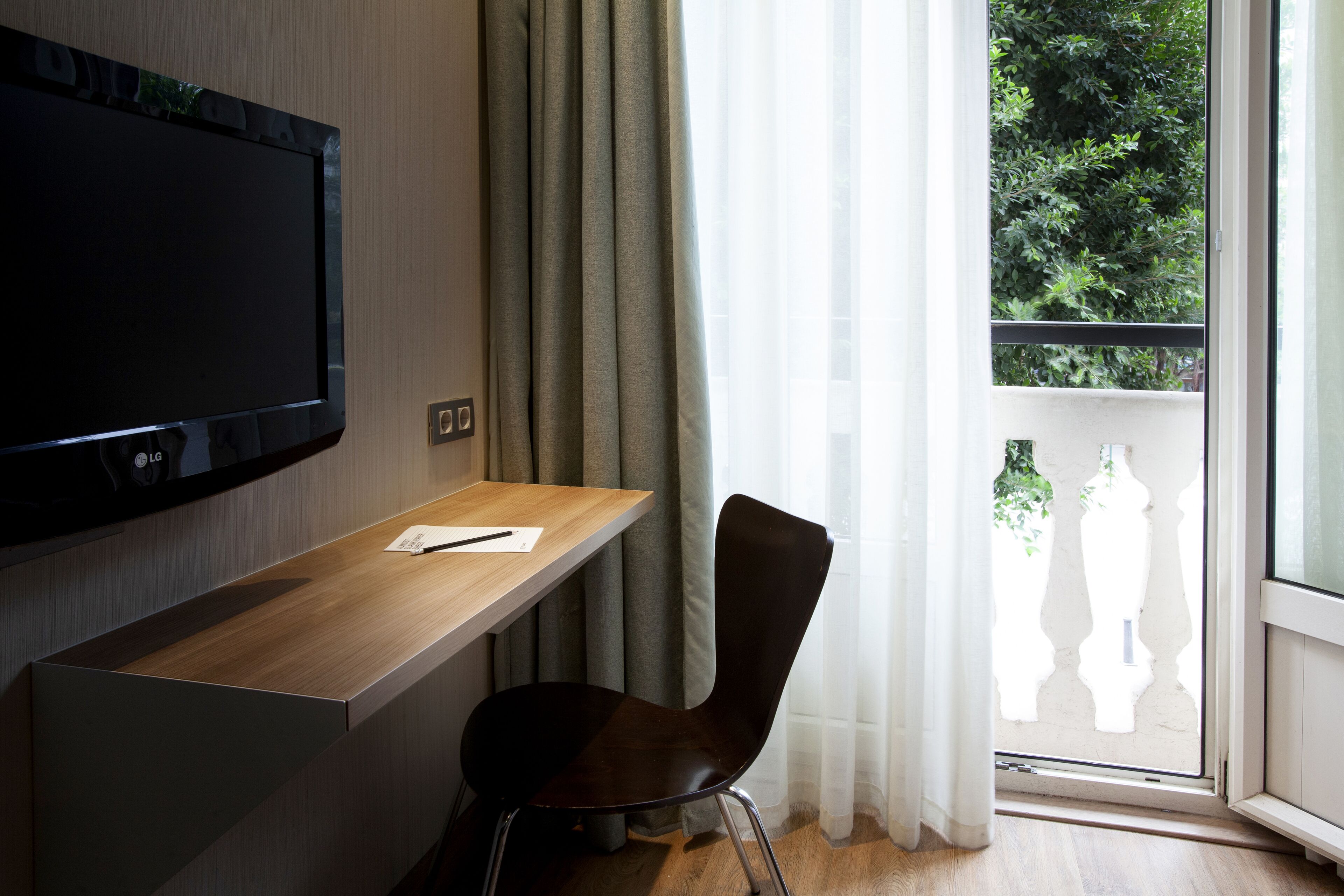 standard double room | minibar, in-room safe, desk, soundproofing