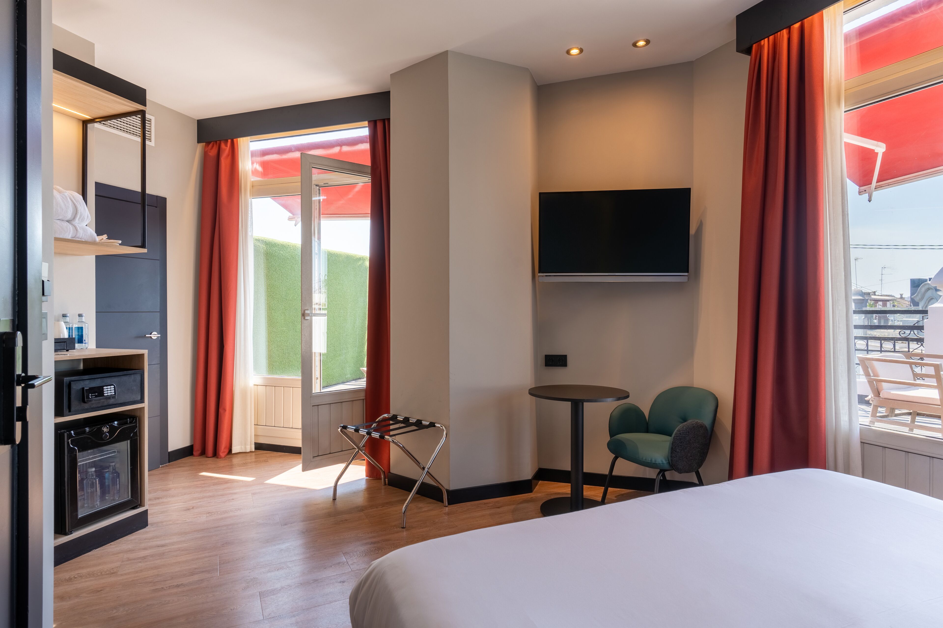Double Room, Terrace | Minibar, in-room safe, desk, blackout drapes