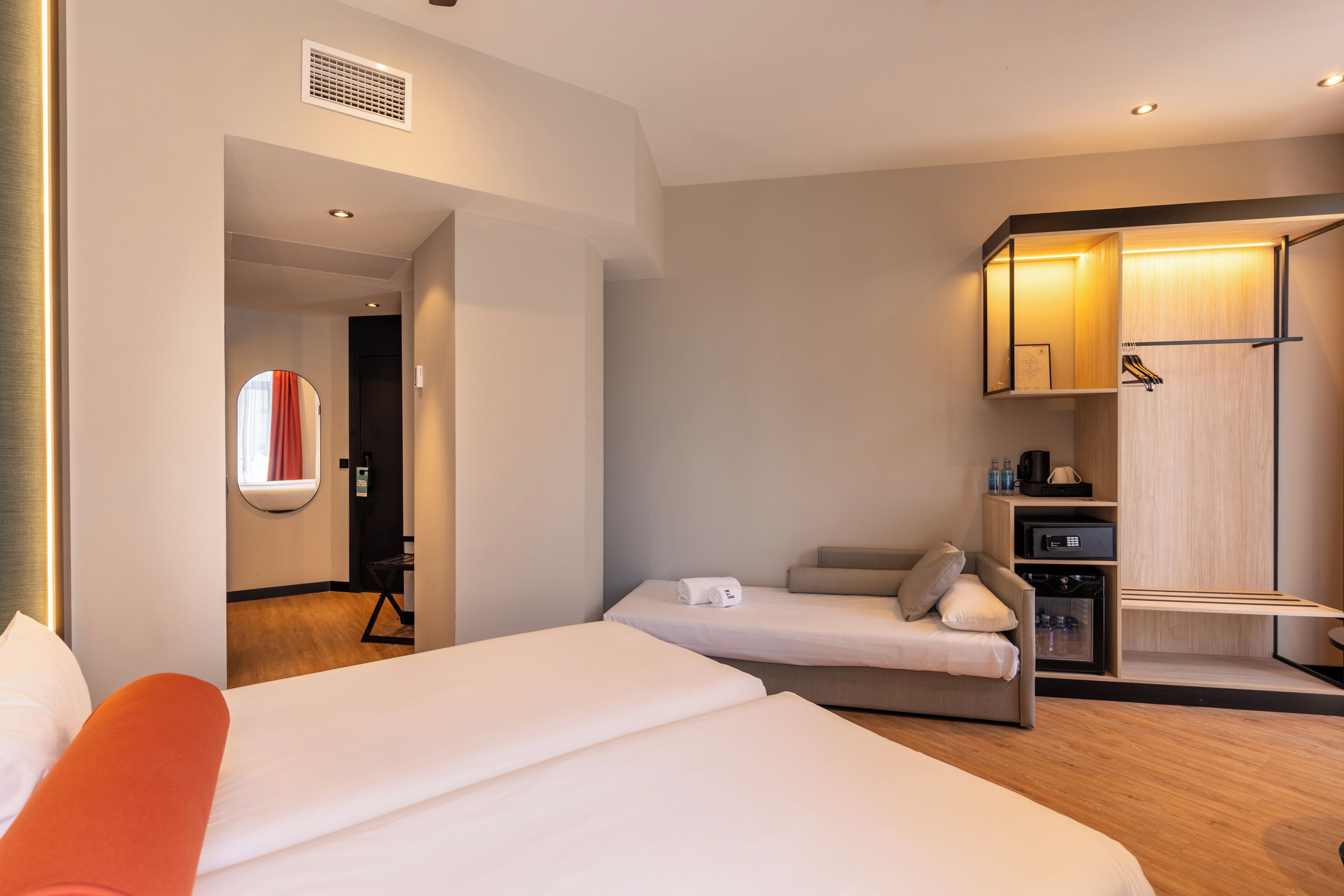 Habitación triple | Minibar, caja fuerte, escritorio y sistema de insonorización