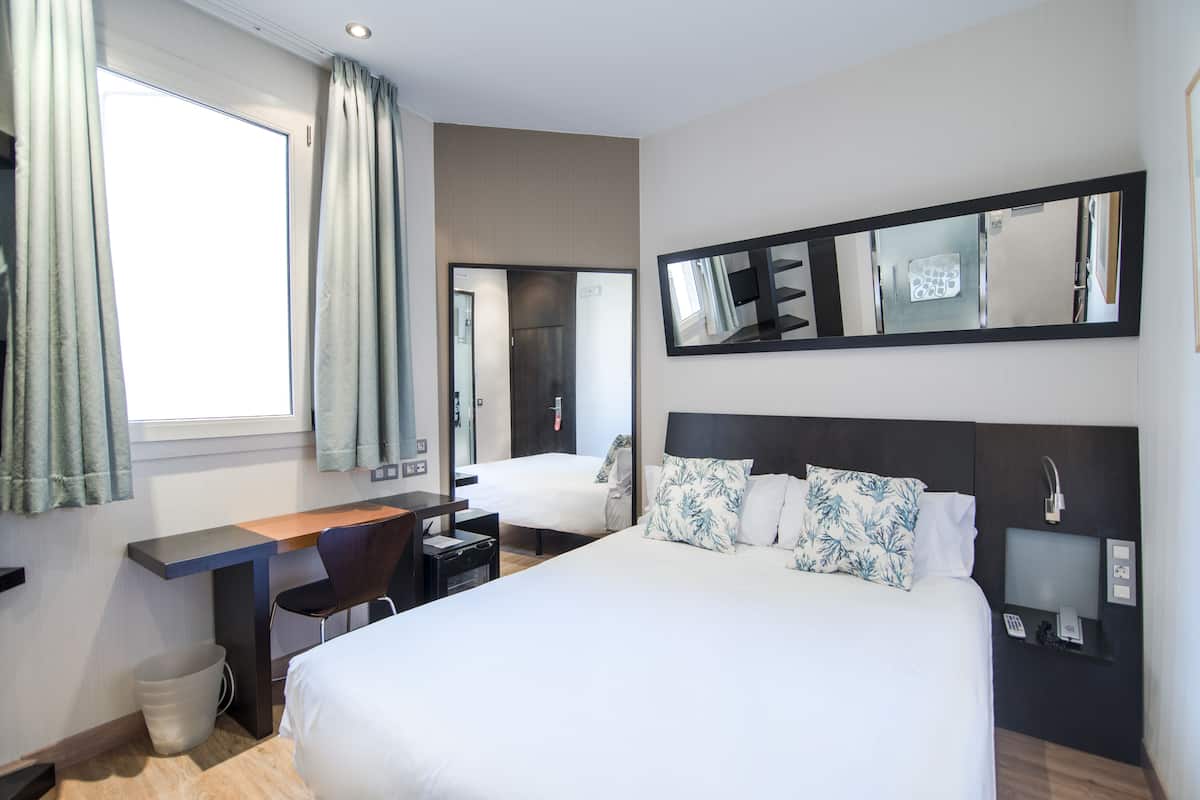 Basic-Doppelzimmer | Minibar, Zimmersafe, Schreibtisch, schallisolierte Zimmer