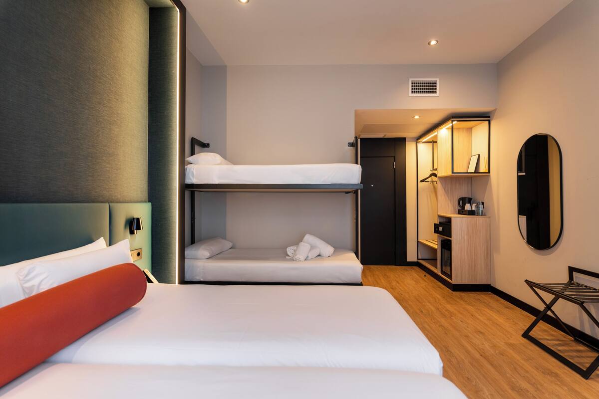 Firemannsrom | Minibar, safe på rommet, skrivebord og lydisolert