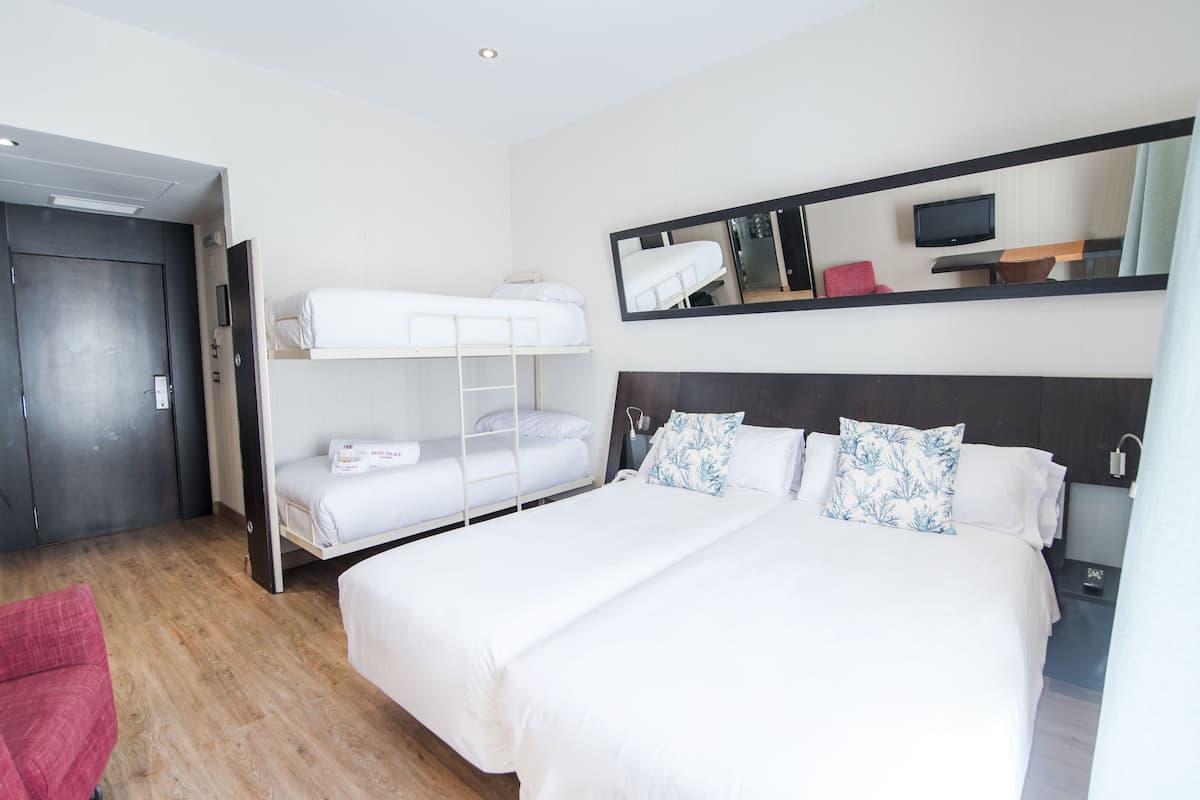 Vierbettzimmer | Minibar, Zimmersafe, Schreibtisch, schallisolierte Zimmer