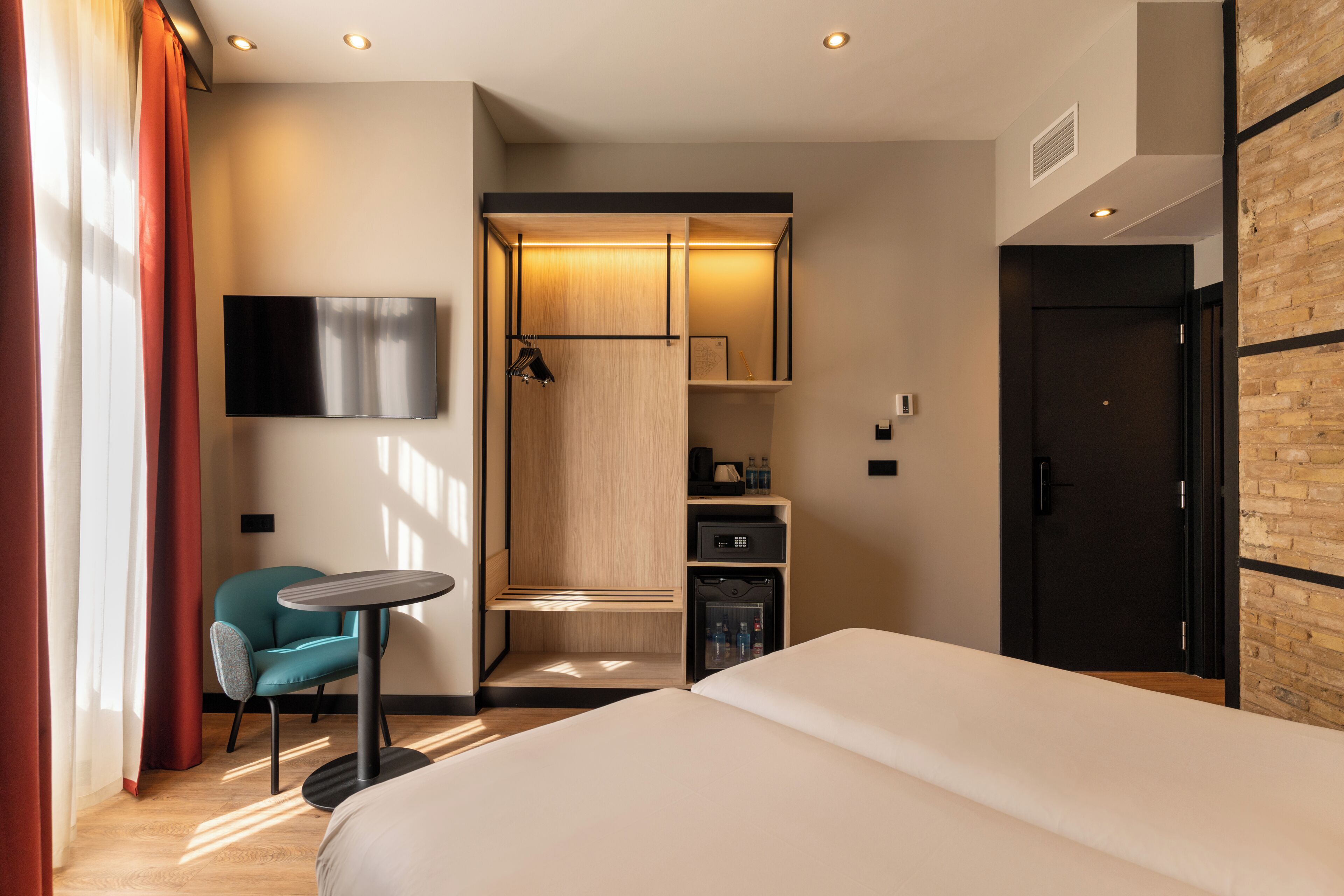 Standaard tweepersoonskamer | Een minibar, een kluis op de kamer, een bureau, geluiddichte muren