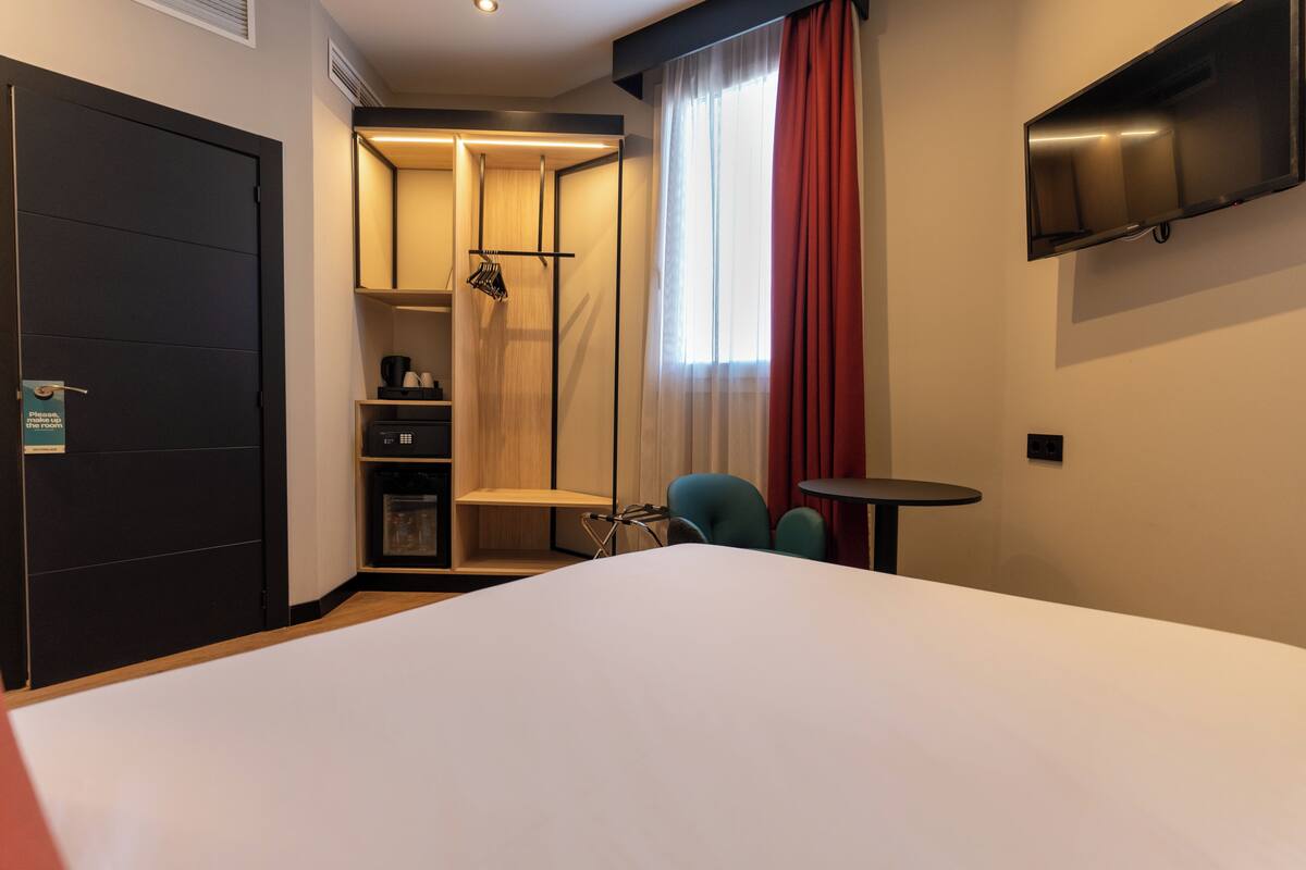 Enkeltrom | Minibar, safe på rommet, skrivebord og lydisolert