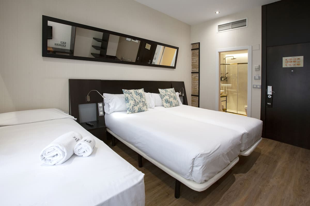 Triple Room | Bar mini, peti besi dalam bilik, meja, kalis bunyi