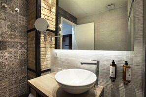 Shower, towels - Petit Palace Ruzafa Hotel (Valencia)