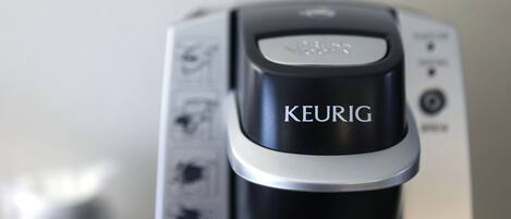 Primer plano de una máquina de café con el nombre de la marca 'KEURIG' a la vista.
