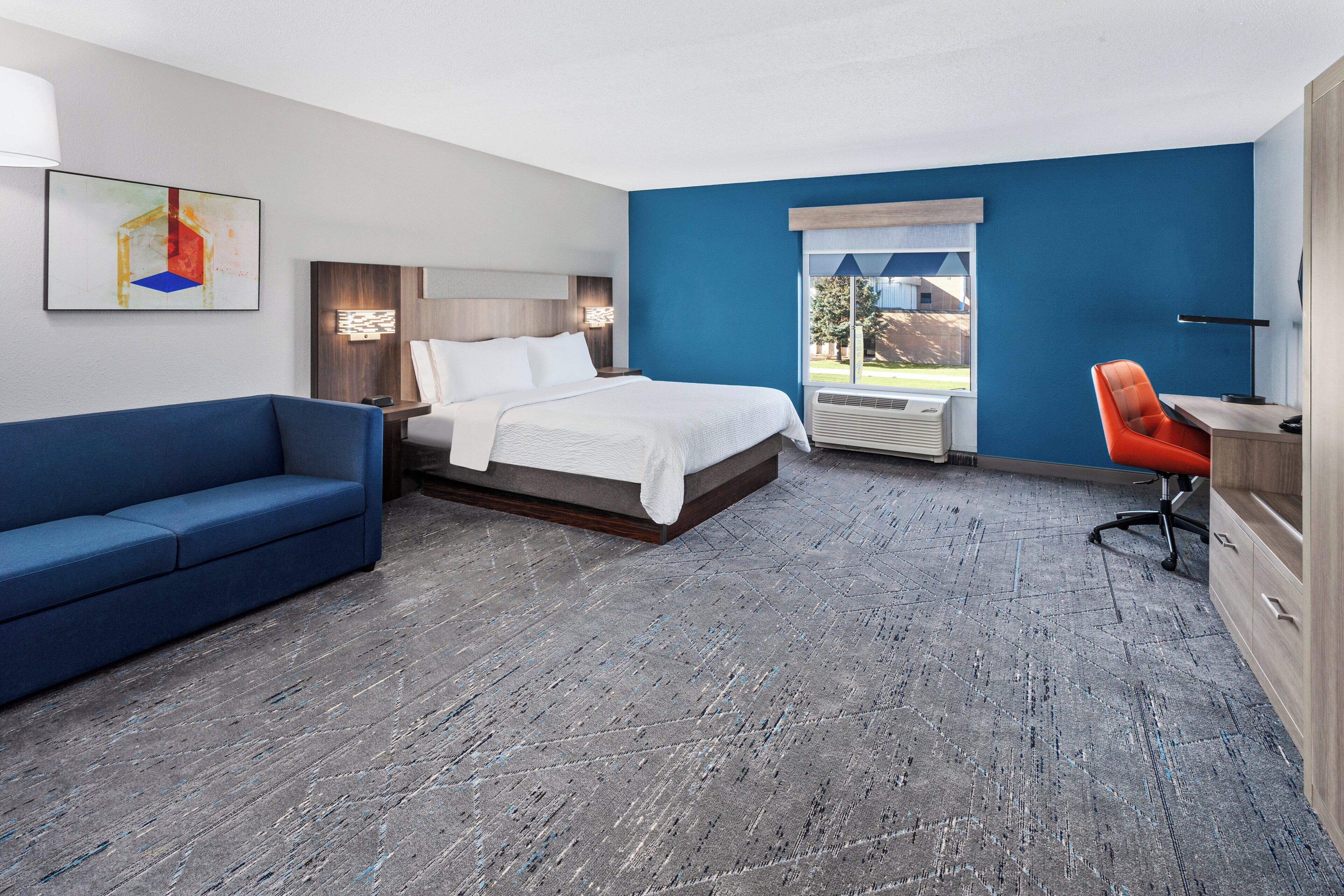 Een kluis op de kamer, een bureau, verduisterende gordijnen