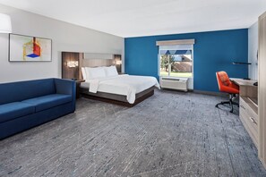 客房内保险箱、办公桌、遮光窗帘、熨斗/熨衣板