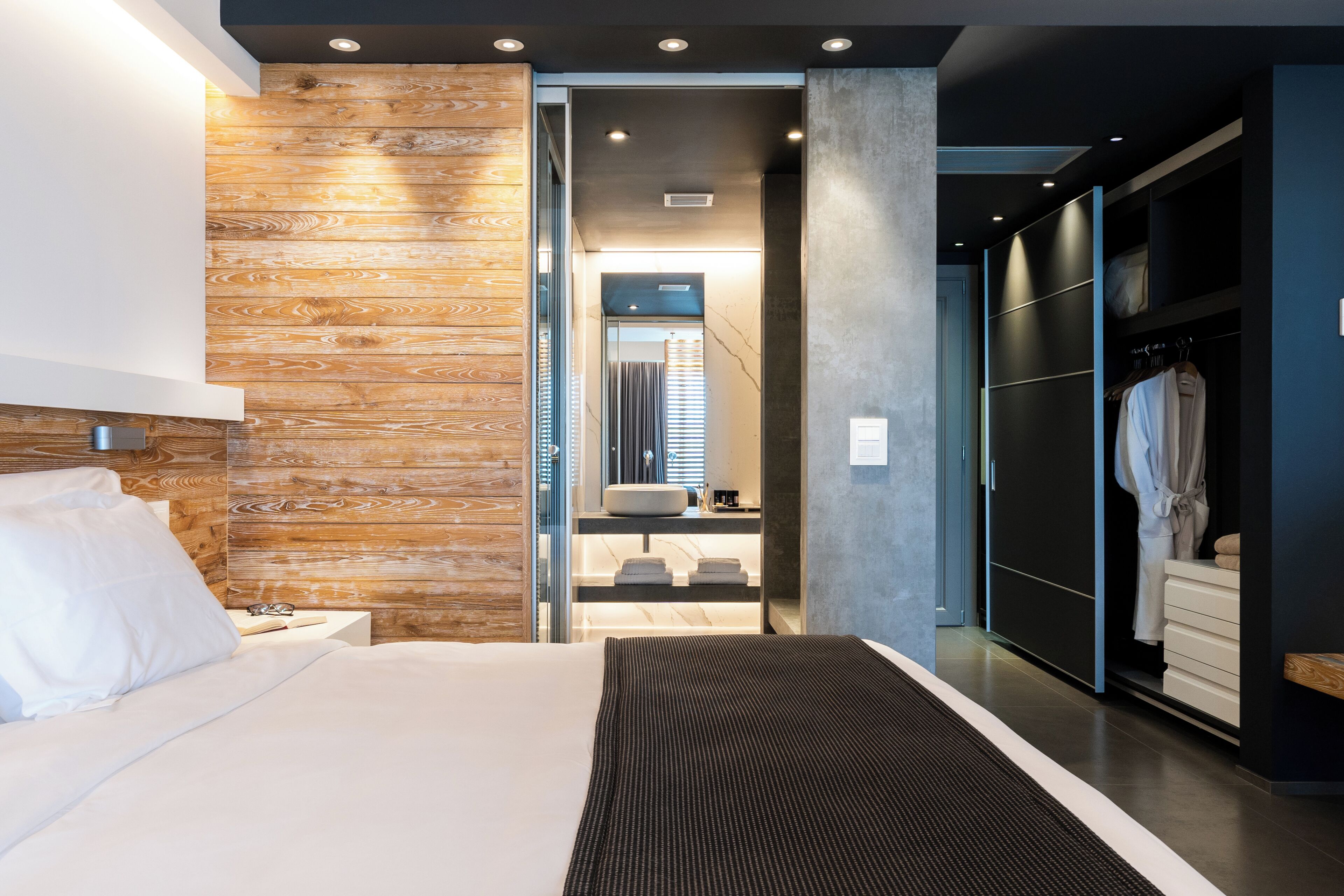 Premium bedding, minibar, in-room safe, desk