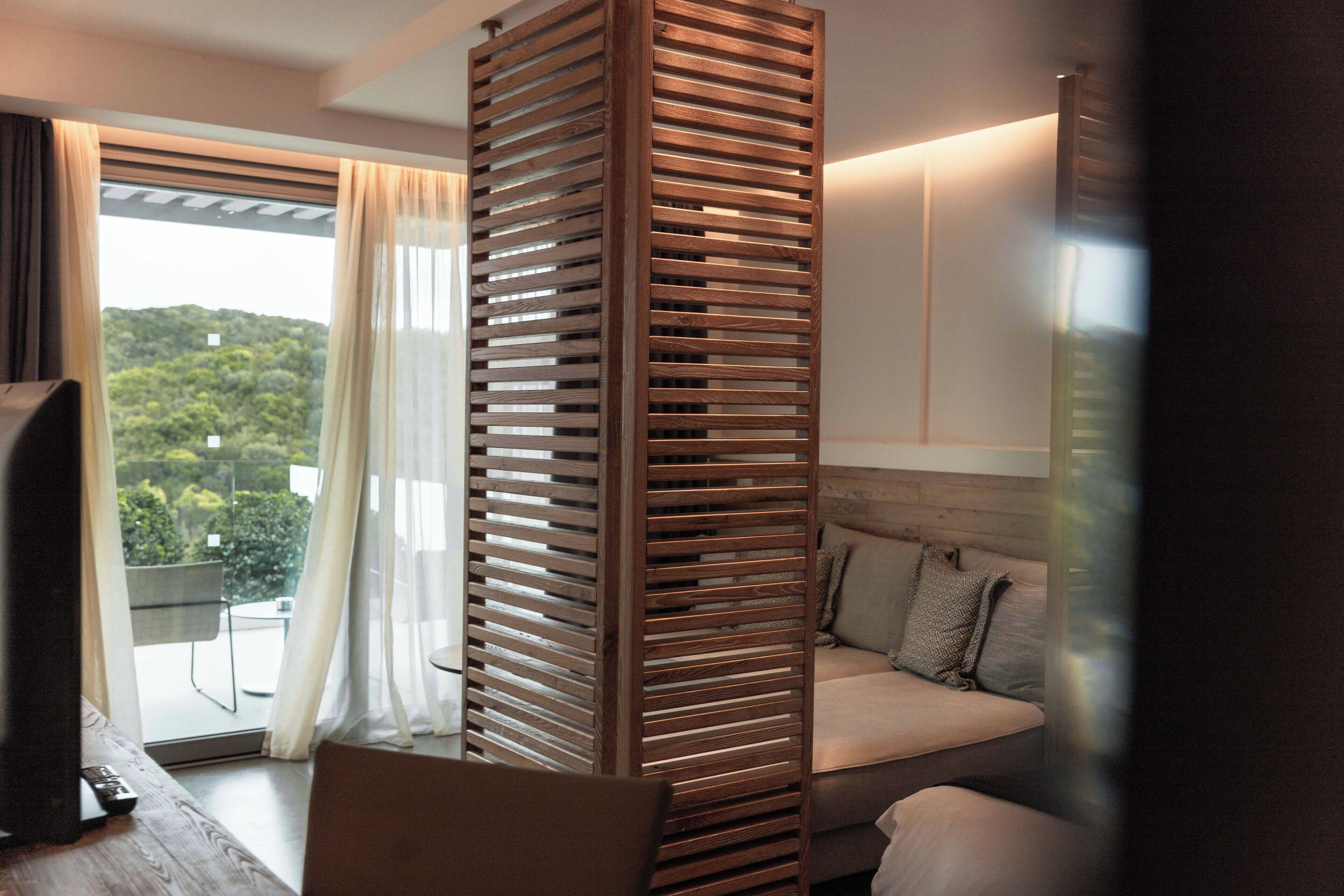 premium junior suite sea view | living area | flat-screen tv