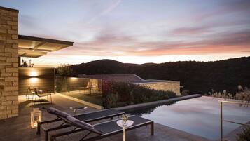 Ylelliset vuodevaatteet, minibaari, tallelokero huoneessa, työpöytÀ