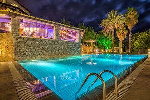 Piscina a l'aire lliure de temporada, para-sols i gandules 