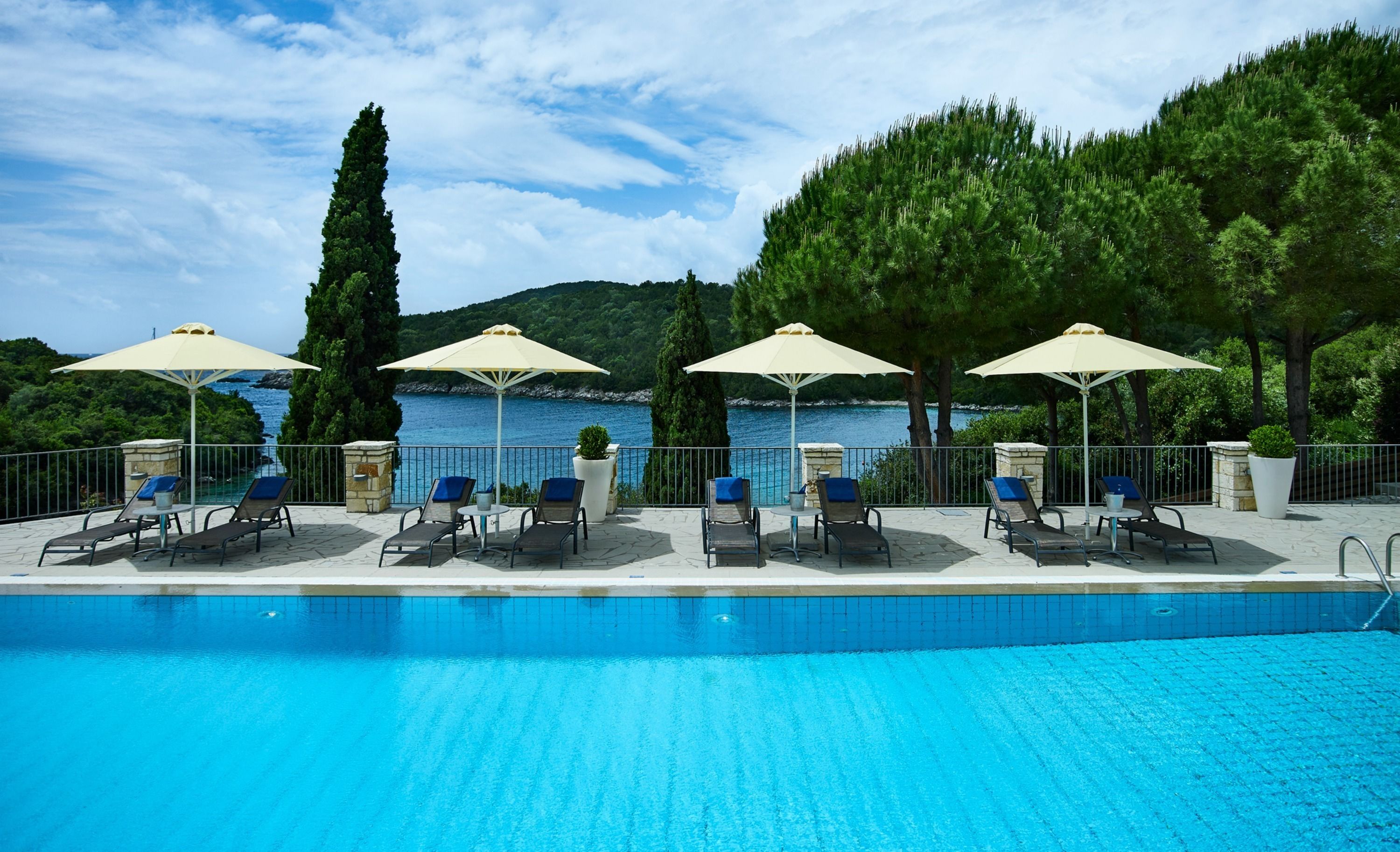 Kauden mukainen ulkouima-allas, aurinkovarjoja, aurinkotuoleja