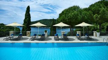 Kauden mukainen ulkouima-allas, aurinkovarjoja, aurinkotuoleja