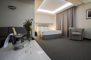 Deluxe Room, 2 Bedrooms, Non Smoking | Minibar, in-room safe, desk, free WiFi