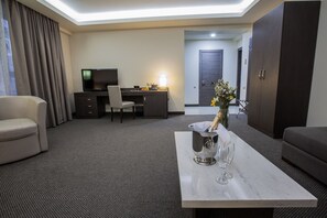 Deluxe Room, 2 Bedrooms, Non Smoking | Minibar, in-room safe, desk, free WiFi