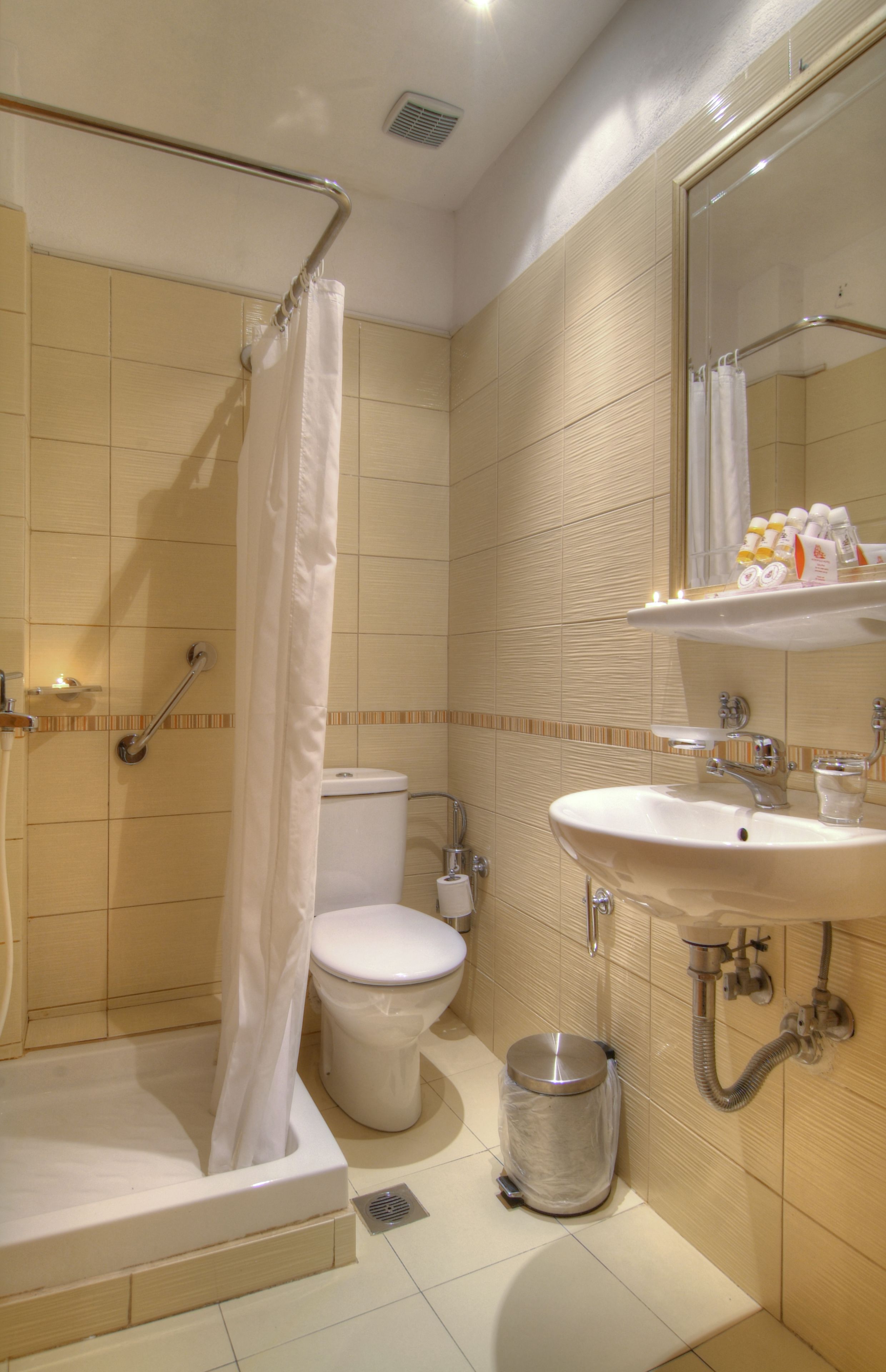 standard single room | bathroom | shower, free toiletries, hair dryer, towels