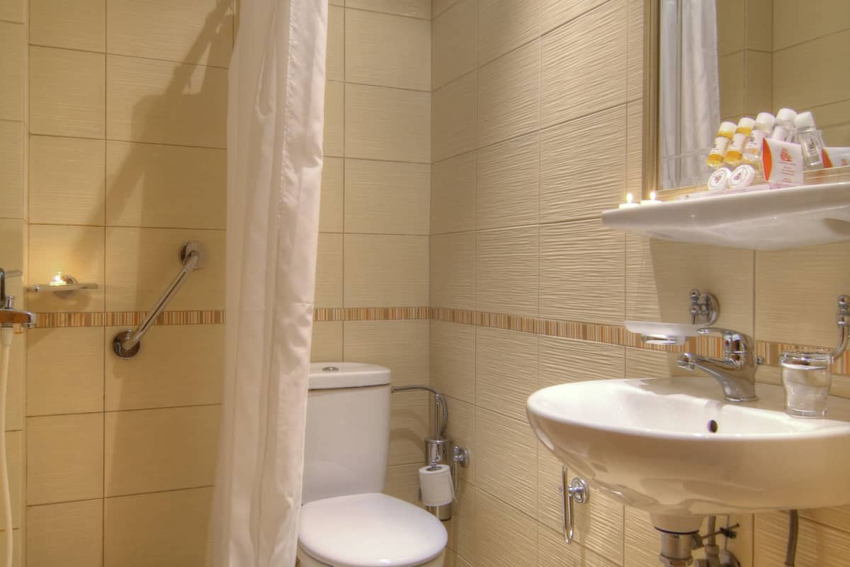 standard single room | bathroom | shower, free toiletries, hair dryer, towels