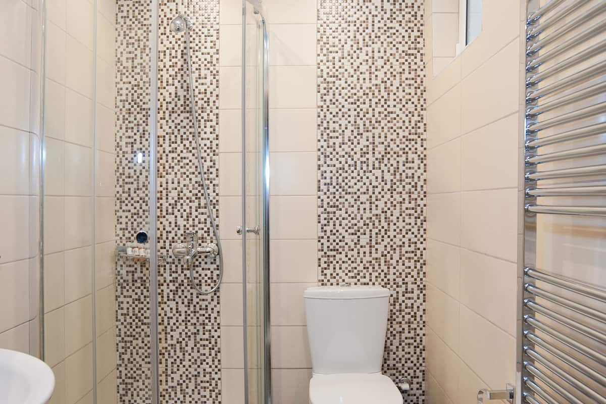 double or twin room (gorge view) | bathroom | shower, free toiletries, hair dryer, towels