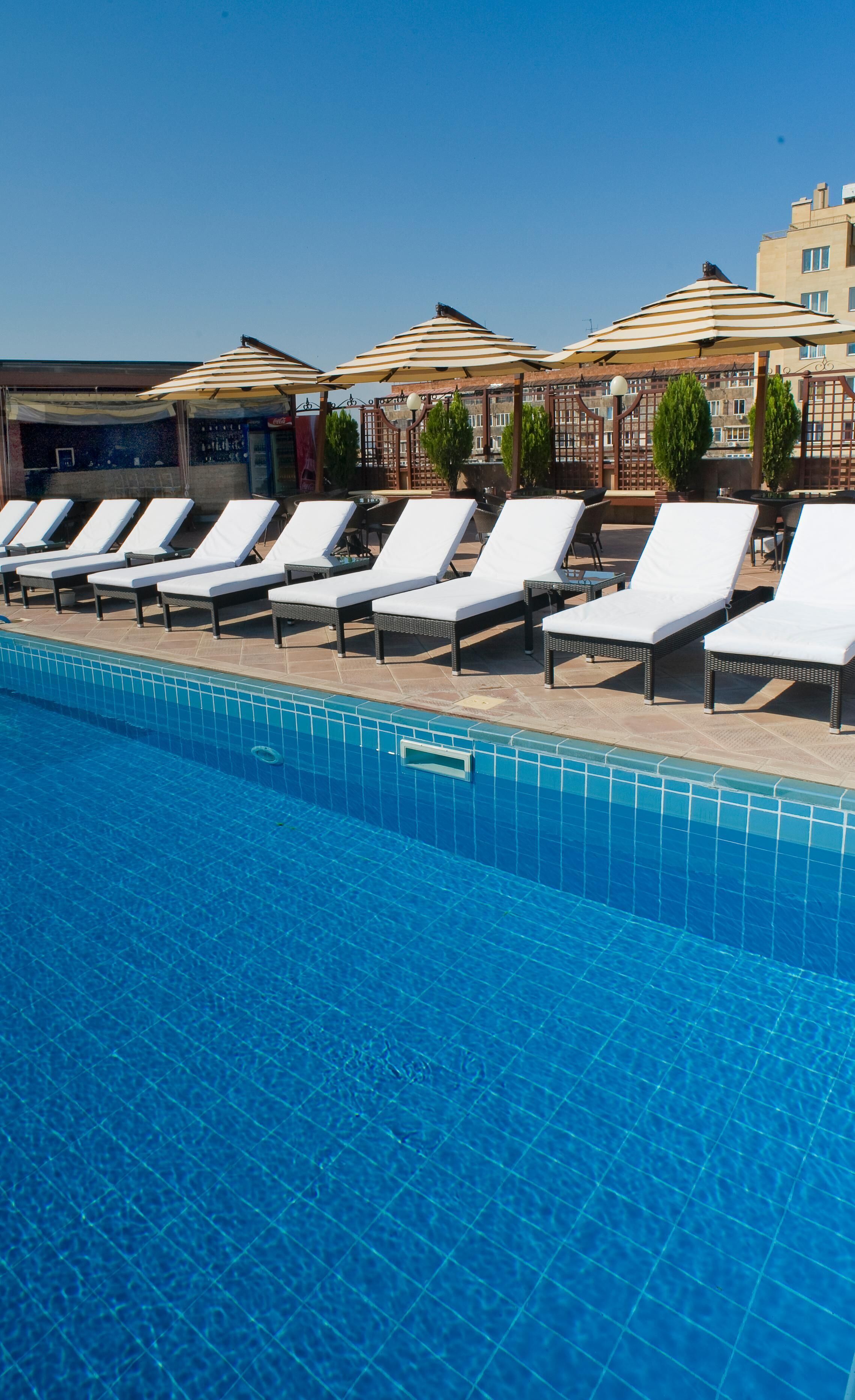 Piscine couverte, piscine extérieure