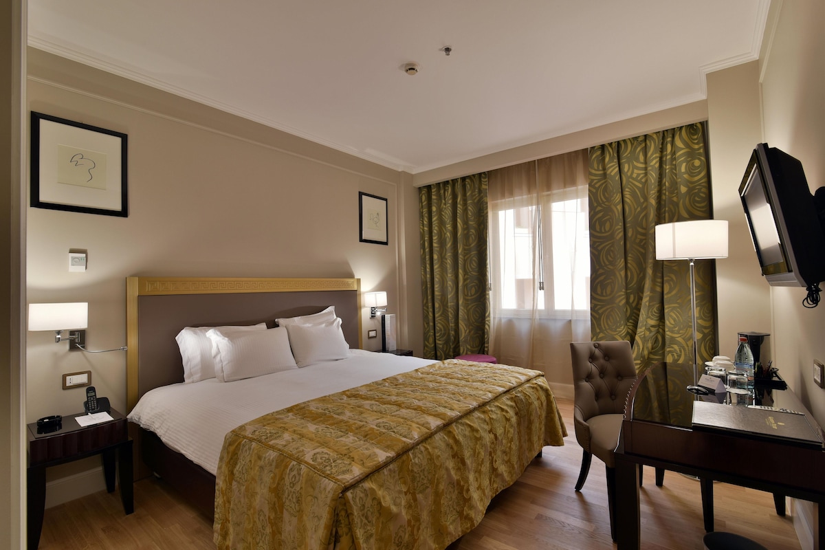 Minibar, in-room safe, iron/ironing board, alarm clocks