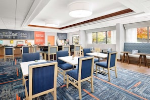 Free daily breakfast  - Hampton Inn Columbia (Columbia)