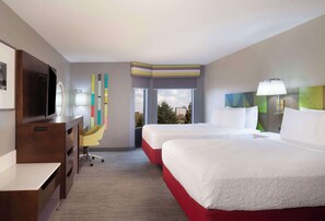 Escritorio, espacio para trabajar con laptop y cortinas blackout