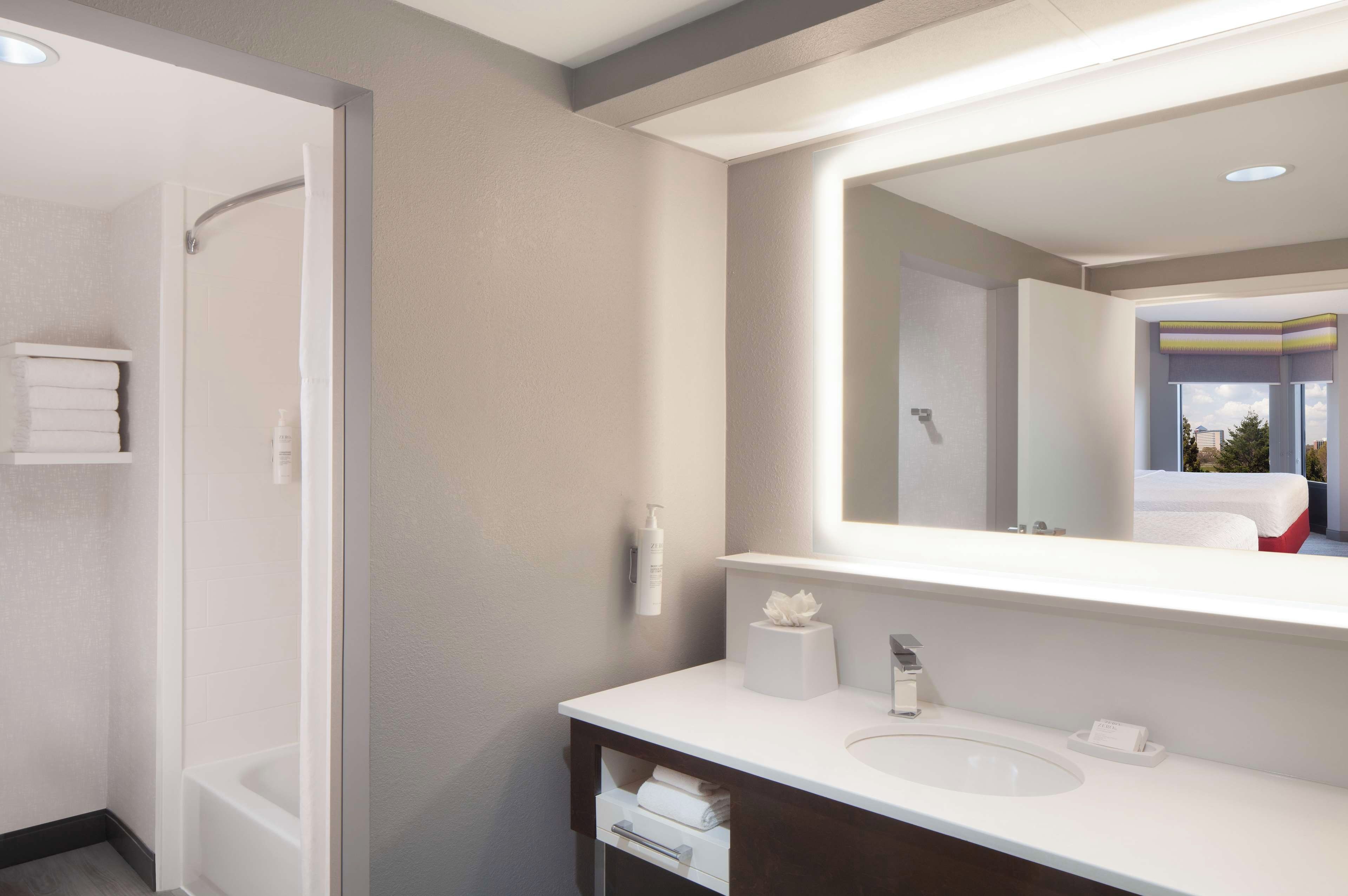 Suite two queens sofabed non smoking | Bathroom
