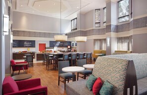 Free daily buffet breakfast - Hampton Inn & Suites Atlanta Airport North I-85 (Atlanta)