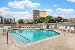 季节性开放的室外游泳池