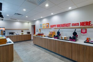 Un rincón para el desayuno con un letrero que dice 'HAPPY BREAKFAST STARTS HERE'.