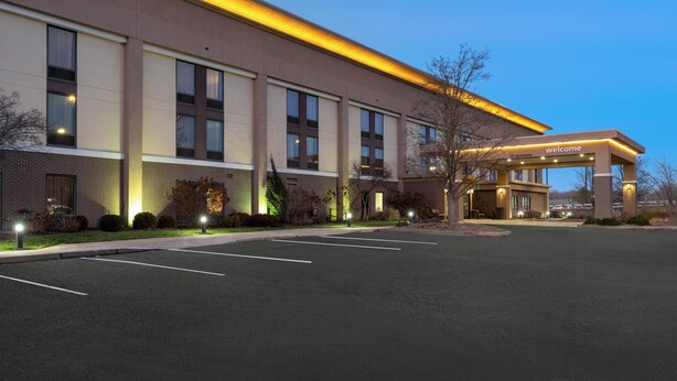 A modern hotel with a welcoming entrance, a parking lot, and a well-lit facade. - Hampton Inn Marietta (Marietta)