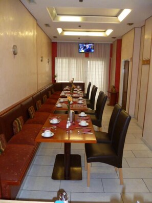 Tägliches Frühstücksbuffet (8.00 EUR pro Person)